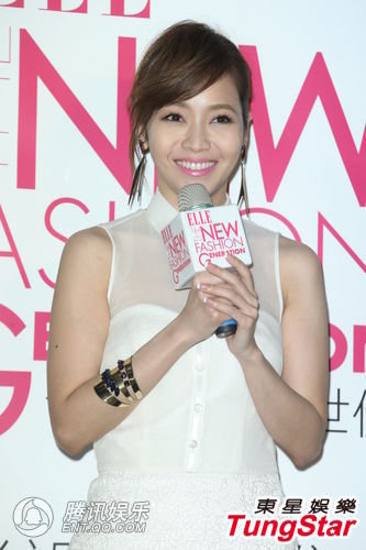 组图:侯佩岑透视白纱裙站台 节目遭撤专心造人