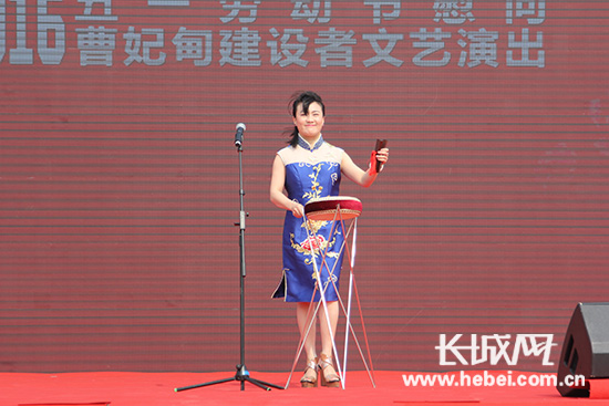 国家一级演员杨菲演唱《一声祝福》。杨雨熹 摄