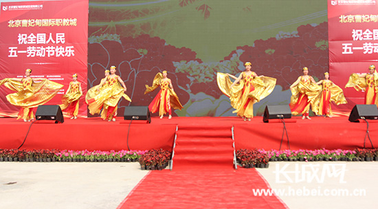 开场舞《盛世欢歌》。杨雨熹 摄